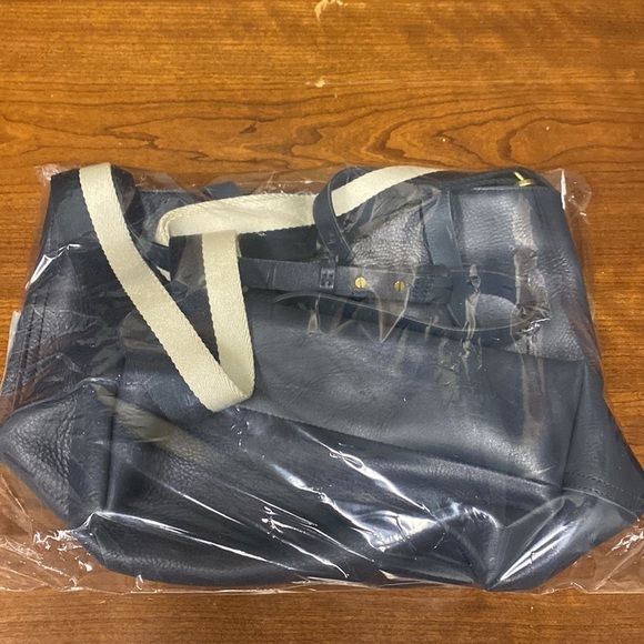 MadeWell Item NH108The Zip-Top Medium Transport Tote - Picture 4 of 4